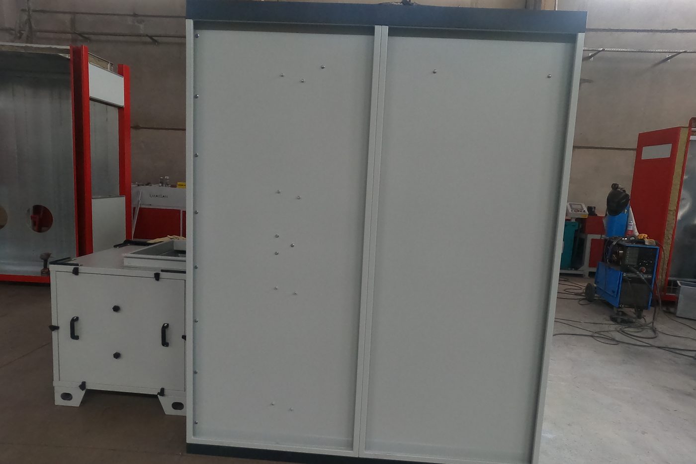 Paper-filter liquid paint booth