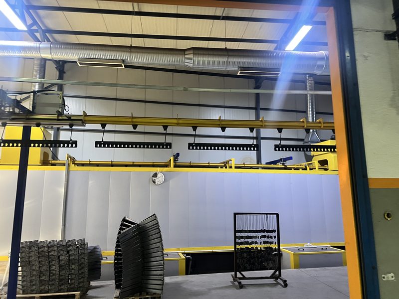 Automatic booth on a conveyor line