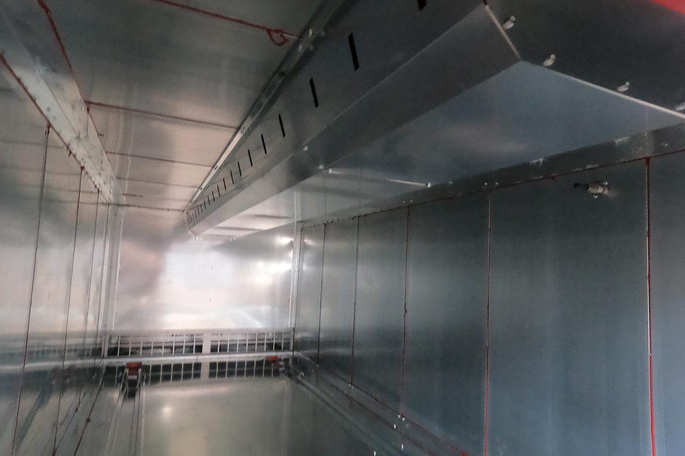 Tunnel oven interior, air ducts